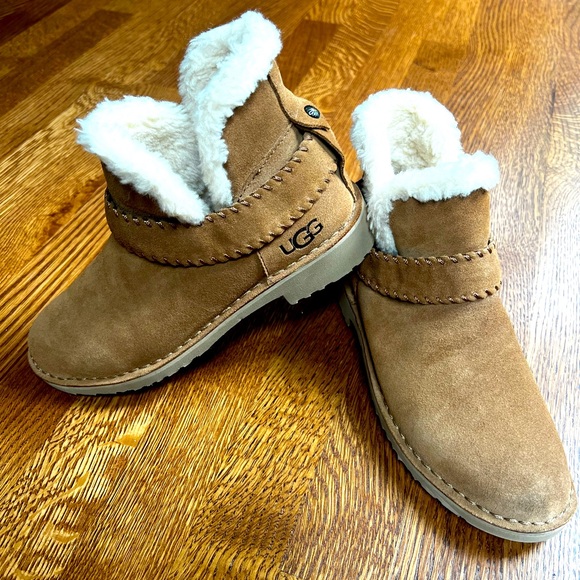 UGG Shoes - UGG McKay Chestnut Shearling Suede Ankle Booties Winter Leather Women’s 6